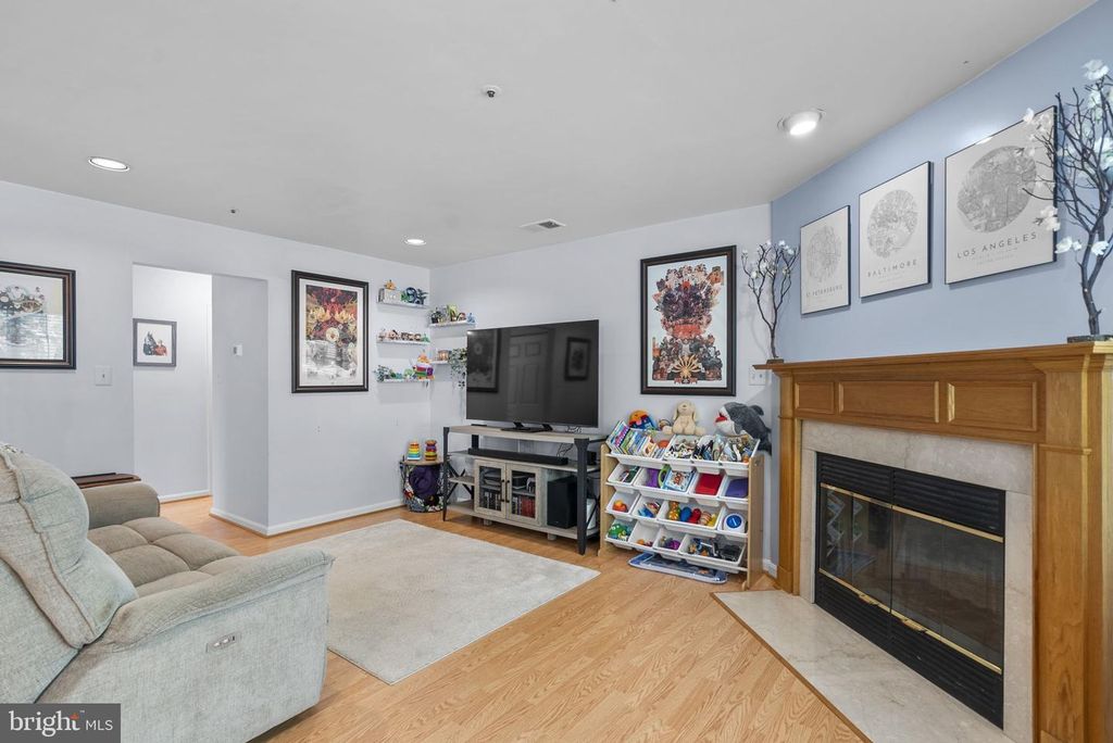 Image 5 of property listing at 29 BRONCO CT #288-B, Germantown, MD 20874