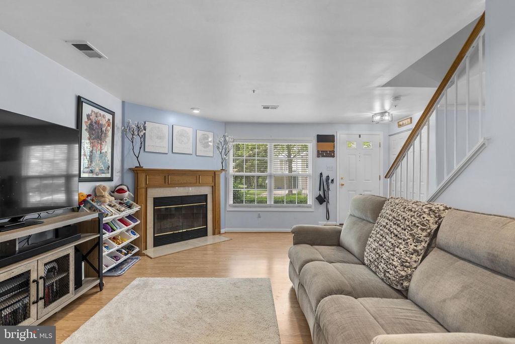 Image 6 of property listing at 29 BRONCO CT #288-B, Germantown, MD 20874
