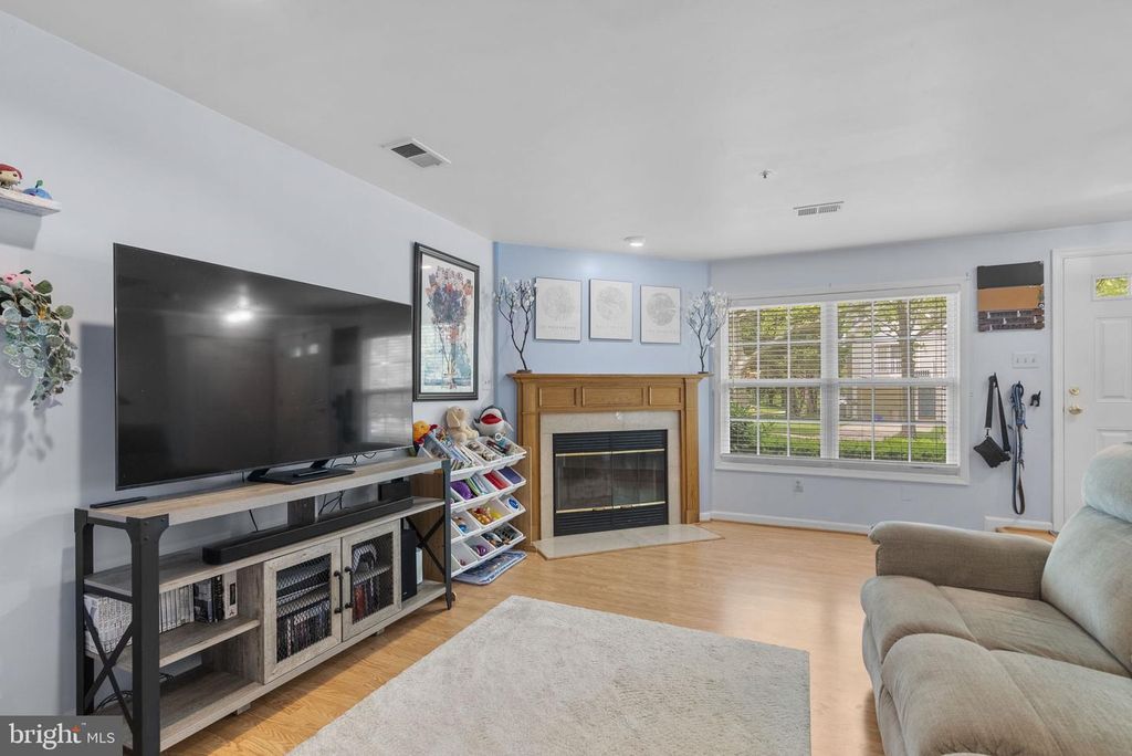 Image 7 of property listing at 29 BRONCO CT #288-B, Germantown, MD 20874