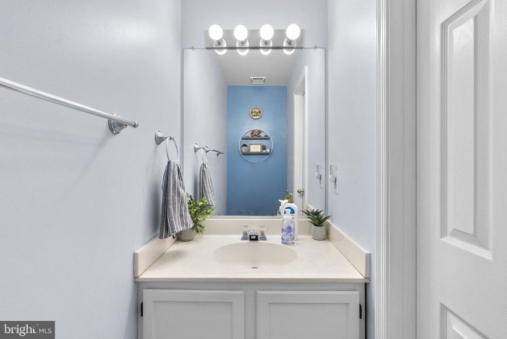Image 8 of property listing at 29 BRONCO CT #288-B, Germantown, MD 20874