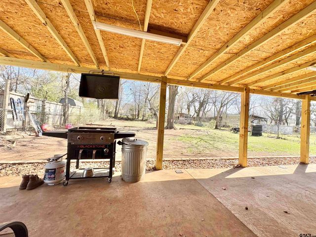 402 MILLIGAN DR, Pittsburg, TX 75686