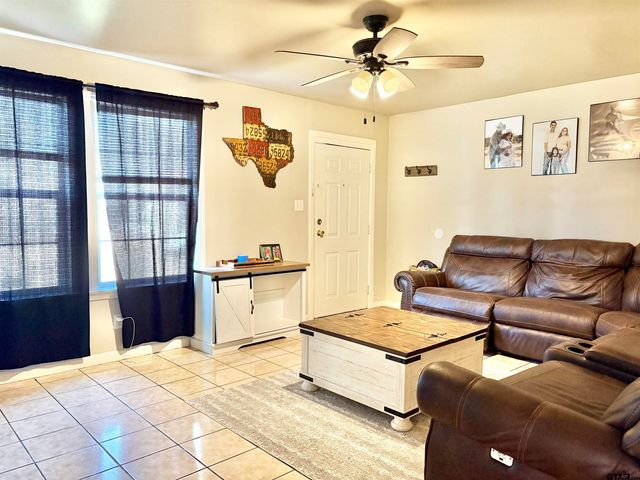 402 MILLIGAN DR, Pittsburg, TX 75686