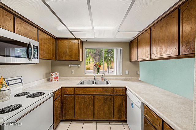 827 S HACIENDA Drive, Tempe, AZ 85281