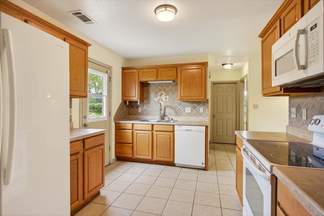721 Comanche Cove Drive, Granbury, TX 76048