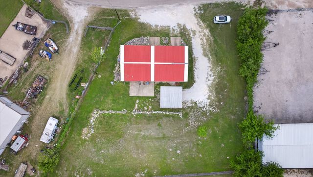 721 Comanche Cove Drive, Granbury, TX 76048