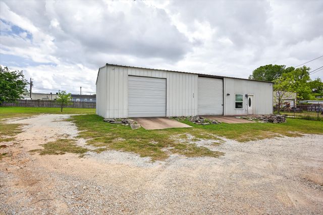 721 Comanche Cove Drive, Granbury, TX 76048