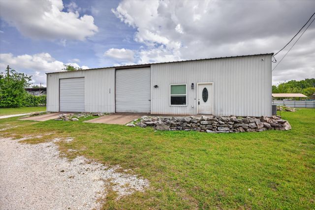 721 Comanche Cove Drive, Granbury, TX 76048