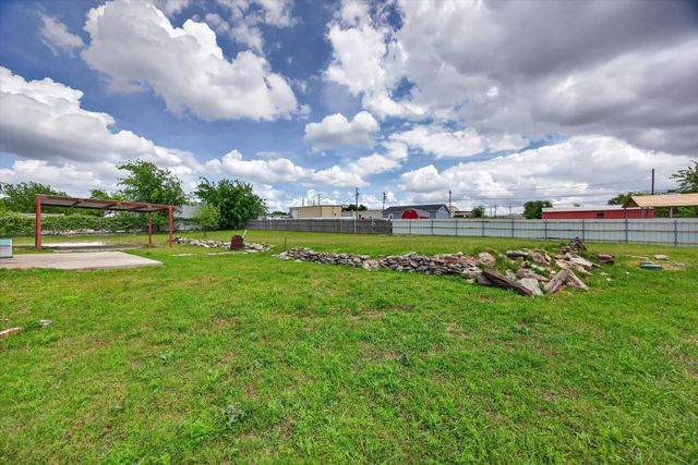 721 Comanche Cove Drive, Granbury, TX 76048