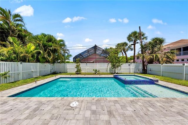 861 97th AVE N, Naples, FL 34108