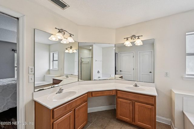 618 LOOKOUT LAKES Drive, Jacksonville, FL 32220