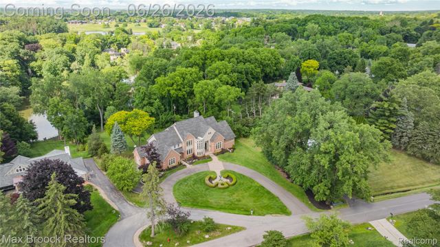 1888 W Tahquamenon Court, Bloomfield Hills, MI 48302