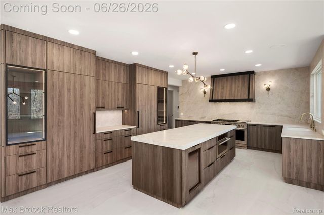 1888 W Tahquamenon Court, Bloomfield Hills, MI 48302