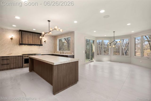 1888 W Tahquamenon Court, Bloomfield Hills, MI 48302