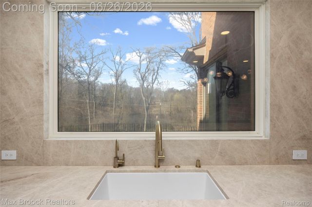 1888 W Tahquamenon Court, Bloomfield Hills, MI 48302