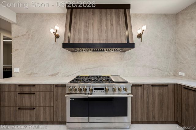 1888 W Tahquamenon Court, Bloomfield Hills, MI 48302