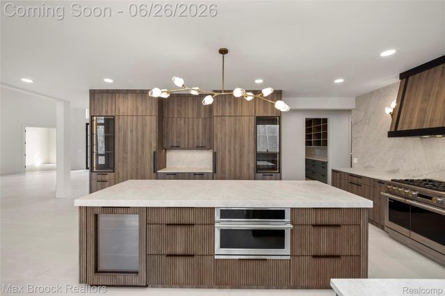 1888 W Tahquamenon Court, Bloomfield Hills, MI 48302