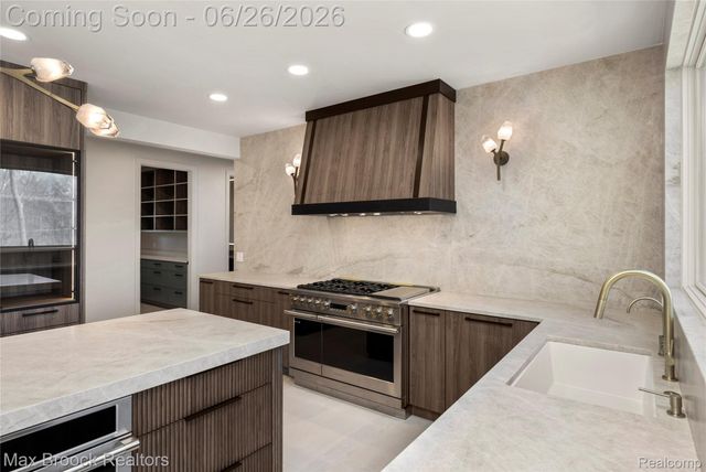 1888 W Tahquamenon Court, Bloomfield Hills, MI 48302