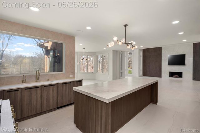 1888 W Tahquamenon Court, Bloomfield Hills, MI 48302