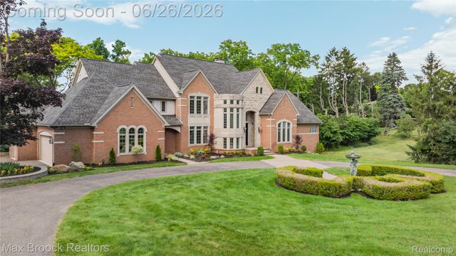 1888 W Tahquamenon Court, Bloomfield Hills, MI 48302