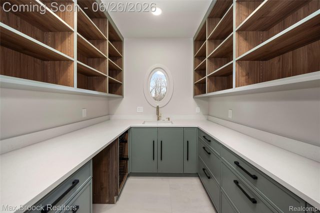 1888 W Tahquamenon Court, Bloomfield Hills, MI 48302