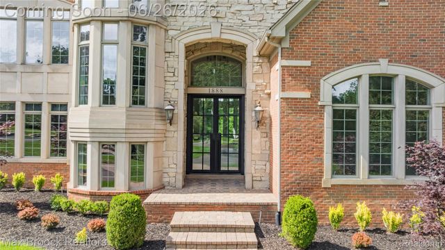 1888 W Tahquamenon Court, Bloomfield Hills, MI 48302