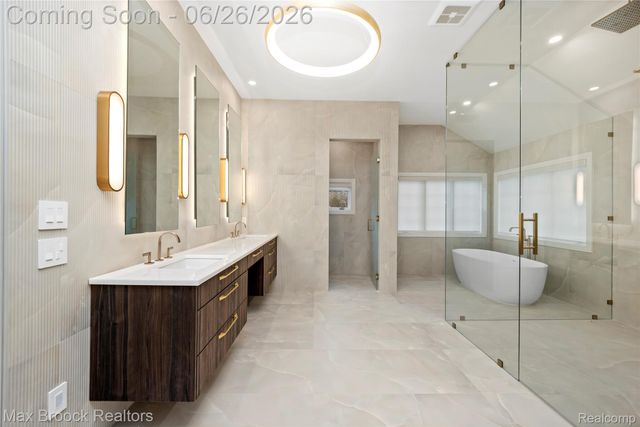 1888 W Tahquamenon Court, Bloomfield Hills, MI 48302