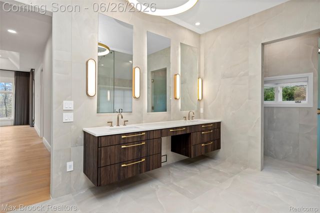 1888 W Tahquamenon Court, Bloomfield Hills, MI 48302