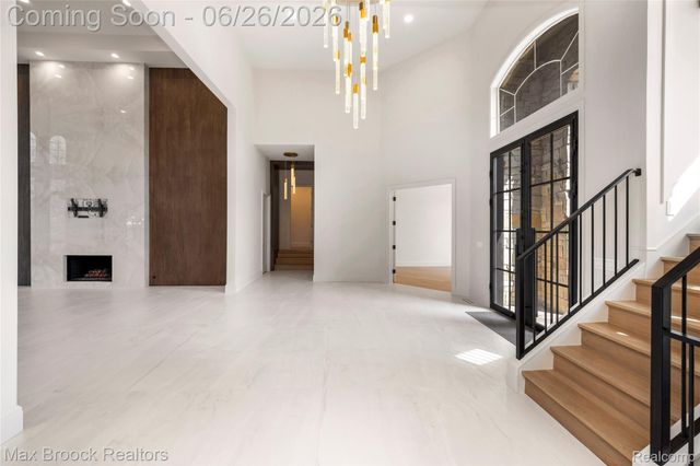 1888 W Tahquamenon Court, Bloomfield Hills, MI 48302