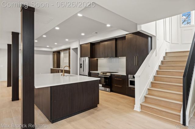 1888 W Tahquamenon Court, Bloomfield Hills, MI 48302