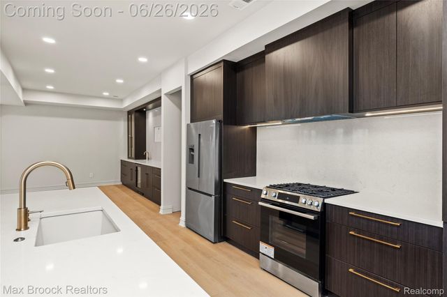 1888 W Tahquamenon Court, Bloomfield Hills, MI 48302