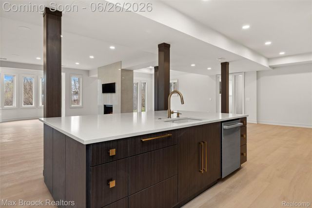 1888 W Tahquamenon Court, Bloomfield Hills, MI 48302