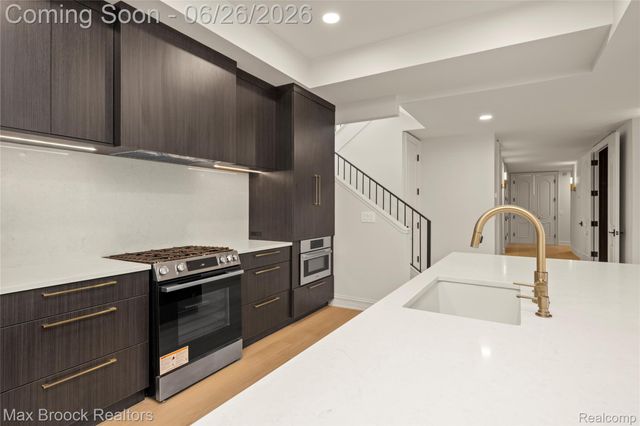 1888 W Tahquamenon Court, Bloomfield Hills, MI 48302