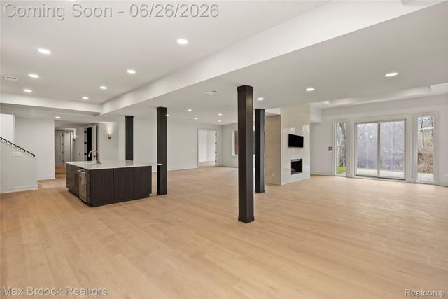 1888 W Tahquamenon Court, Bloomfield Hills, MI 48302