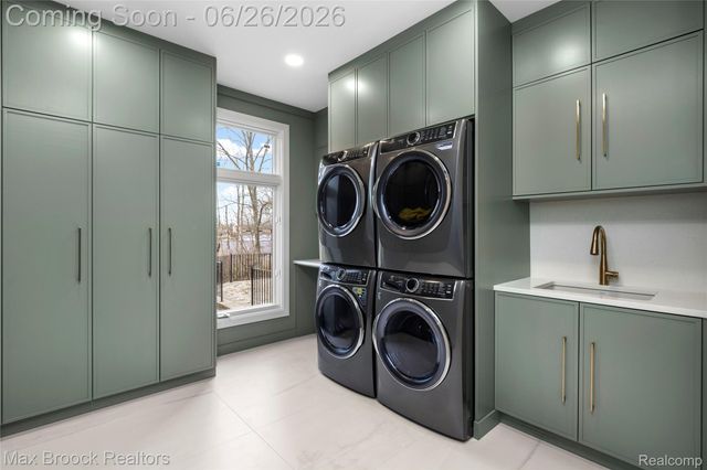 1888 W Tahquamenon Court, Bloomfield Hills, MI 48302