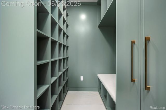 1888 W Tahquamenon Court, Bloomfield Hills, MI 48302