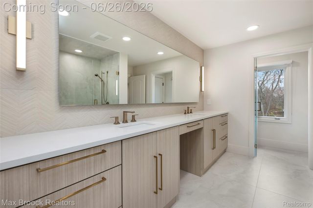1888 W Tahquamenon Court, Bloomfield Hills, MI 48302