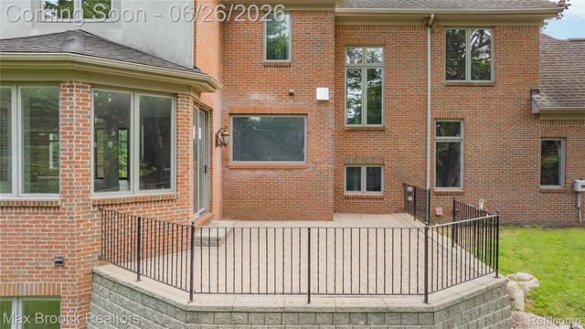 1888 W Tahquamenon Court, Bloomfield Hills, MI 48302