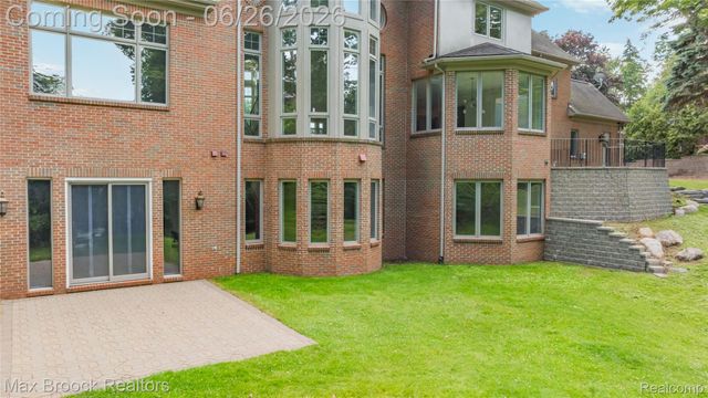 1888 W Tahquamenon Court, Bloomfield Hills, MI 48302