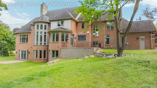 1888 W Tahquamenon Court, Bloomfield Hills, MI 48302