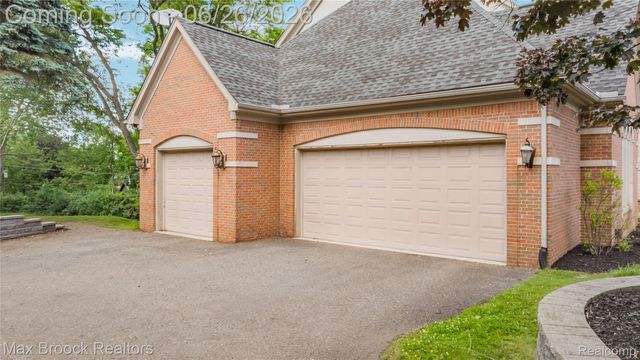 1888 W Tahquamenon Court, Bloomfield Hills, MI 48302