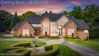 1888 W Tahquamenon Court, Bloomfield Hills, MI 48302