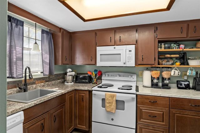 35077 WHISPERING OAKS BOULEVARD, Dade City, FL 33523