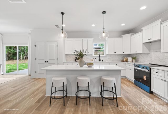 9006 Pinenoll Lane, Charlotte, NC 28215