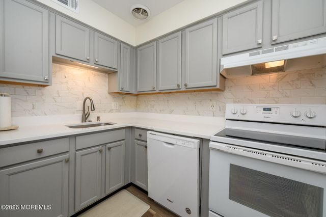 17 Inwood Terrace, Freehold, NJ 07728