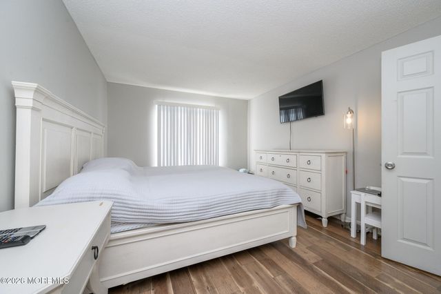 17 Inwood Terrace, Freehold, NJ 07728