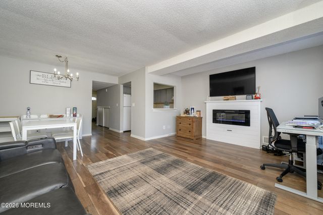 17 Inwood Terrace, Freehold, NJ 07728