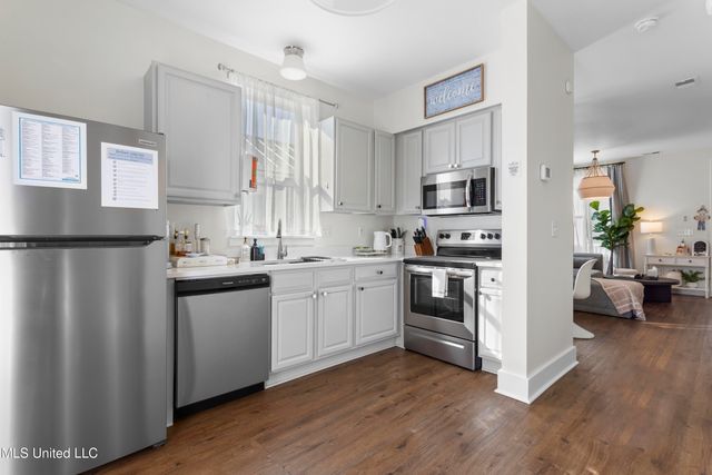 2207 Government Street, 11, Ocean Springs, MS 39564