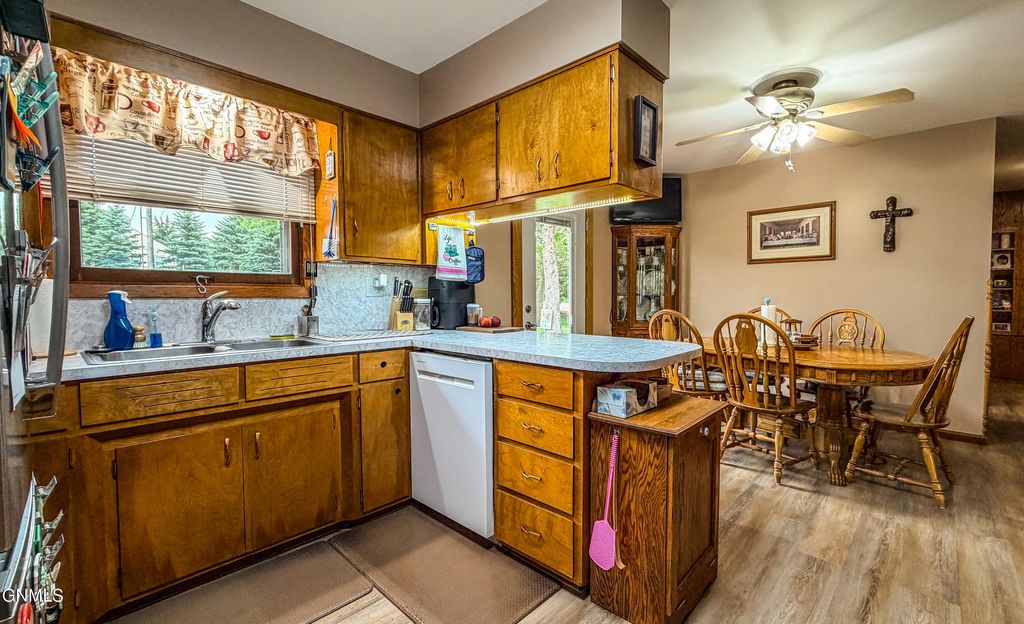 215 8th Street N, New Salem, ND 58563 photo 4