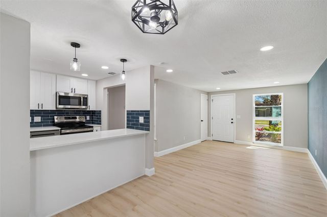 8818 AUBURN WAY, Tampa, FL 33615