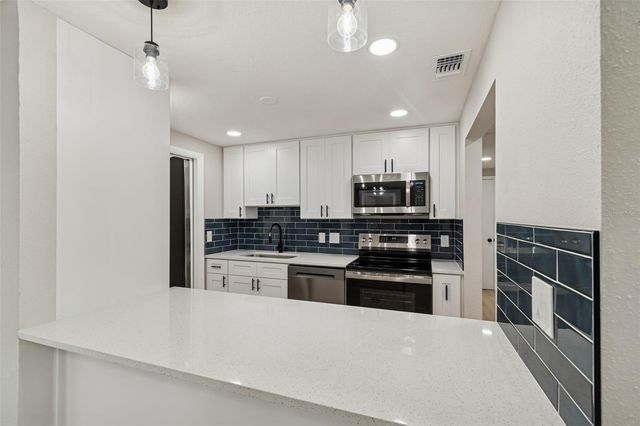 8818 AUBURN WAY, Tampa, FL 33615